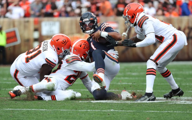 El mariscal de campo de los Chicago Bears, Justin Fields, emocionado de conocer a D. J. Moore